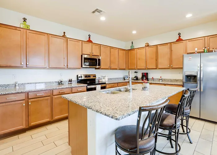 3 Mi To Ballpark: Desert Den W/ Pool Holiday home Goodyear