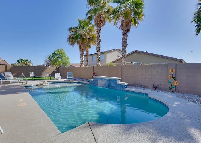 3 Mi To Ballpark: Desert Den W/ Pool Holiday home